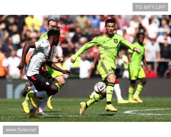 奥斯梅恩与本泽马:射门效率与战术角色对比分析 奥斯梅恩与本泽马:射门效率与战术角色对比分析