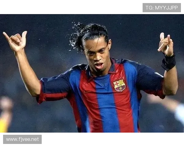 罗纳尔迪尼奥又晒豪宅，灯光比足球场还亮，这是惹谁了？