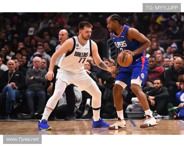 拉里·伯德连续三分关键出手拉开比分差距彰显团队战术核心价值