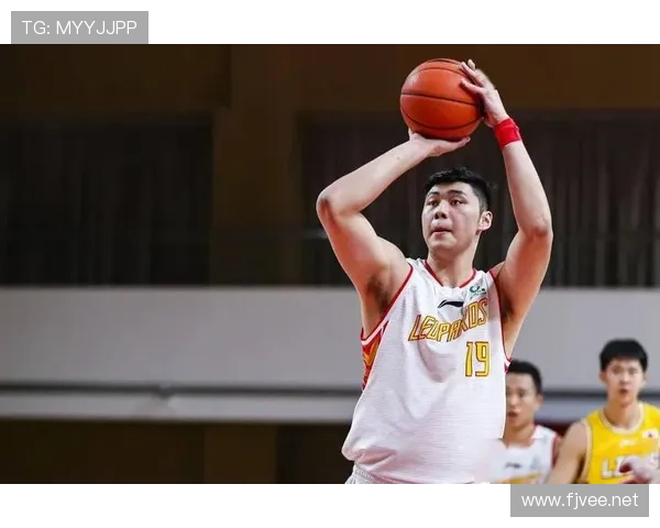 毕比无球跑动制造空位，改变球队进攻节奏